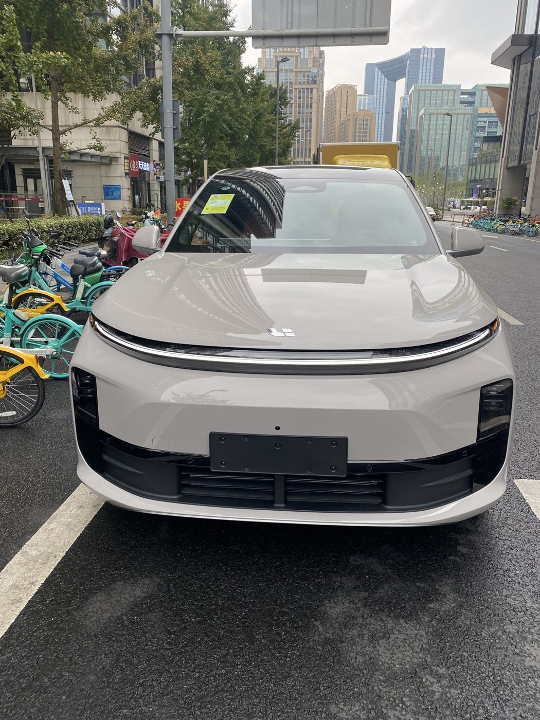俄罗斯贵宾会 MEGA 高压纯电 MPV